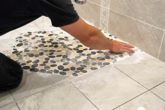 Mise en place des joints dans une douche à l'Italienne avec de l'eau et une raclette