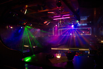 Partyraum / Disco mit Bartresen und bunter Beleuchtung