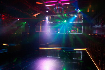 Partyraum / Disco mit Bartresen und bunter Beleuchtung