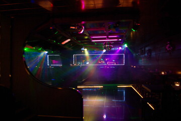 Partyraum / Disco mit Bartresen und bunter Beleuchtung
