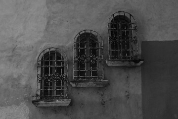 ventanas de edificio abandonado en merida