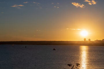 Obraz premium Pôr do sol visto do Lago Paranoá em Brasília, Brasil.