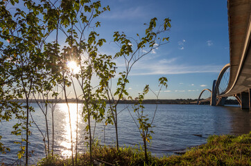 P&ocirc;r do sol com c&eacute;u azul na Ponte JK em Bras&iacute;lia.