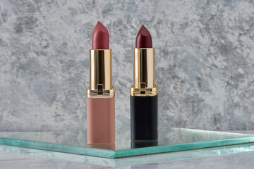 Labiales sobre un cristal transparente con un fondo de marmol