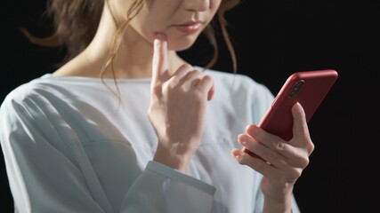 スマートフォン・悩む女性