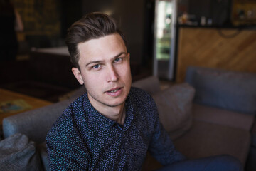 Obraz premium The young man is in a modern stylish cafe.