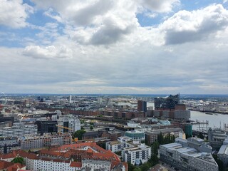 Obraz premium Blick über Hamburg mit dem Hafen und der Elphi bei herrlichem Wetter