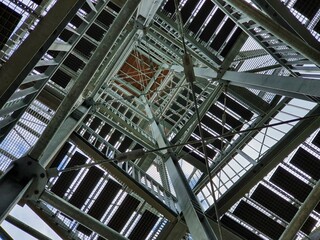 Der Holzbergturm von unten. Architektonisches Keinod bei Malente in Schleswig - Holstein