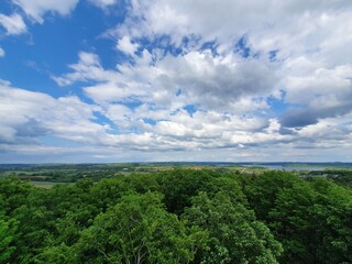 Blick über Schleswig - Holstein mit seinen Hügel und grünen Wäldern