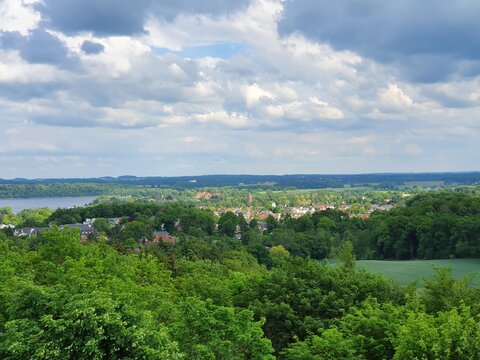 Blick &uuml;ber Schleswig- Holstein, im Hintergrund die Stadt Bad Malente sowie der Kellersee
