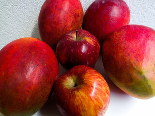 manzanas rojas con mangos coloridos