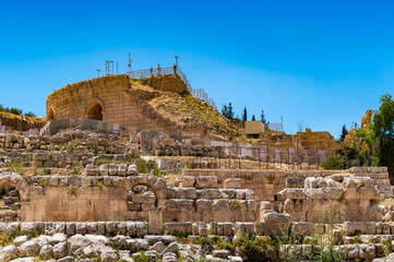 It's Zeus temple of the Ancient Roman city of Gerasa, modern Jerash, Jordan