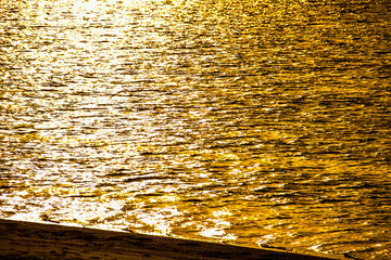 沖縄・瀬底島の夕方の海原_01