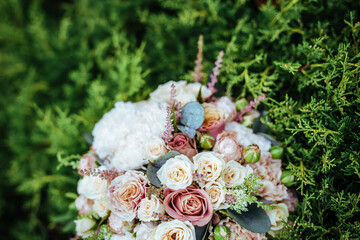 Obraz na płótnie Canvas Bridal bouquet on a green background