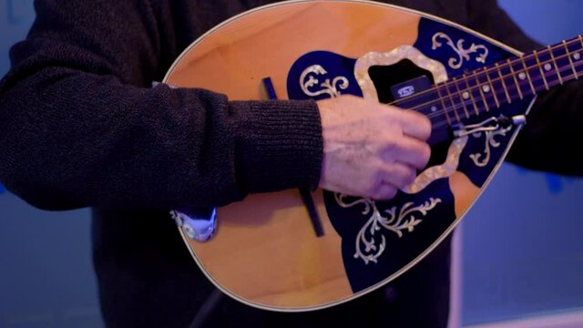 Fluent playing chords on a electrical mandoline closeup