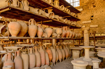 Fototapeta na wymiar It's Dishes and other things in Pompeii, an ancient Roman town destroyed by the volcano Vesuvius. UNESCO World Heritage site