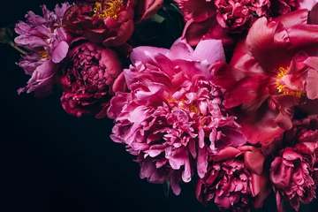 Schöner Pfingstrosenblumenstrauß auf Schwarzem. Blumenhintergrund. Festliches Blumenkonzept © colnihko