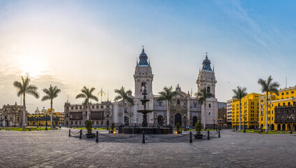 Fototapeta premium Vista panorámica de la plaza principal de Lima y de la iglesia de la catedral (LIMA, PERU)