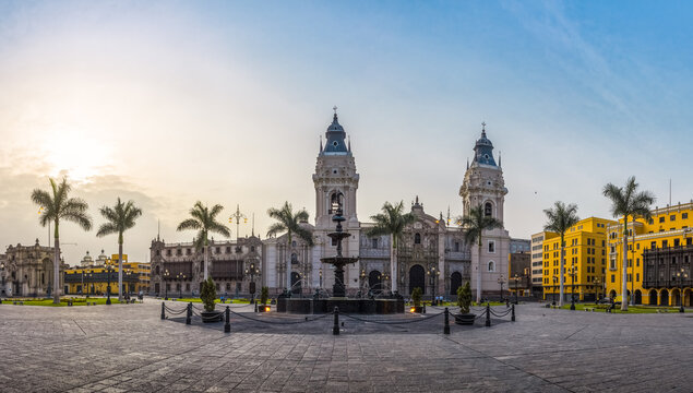 Vista panorámica de la plaza principal de Lima y de la iglesia de la catedral (LIMA, PERU)