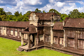 Obraz premium It's Wall of the Angkor Wat (Temple City), a Buddhist temple complex in Cambodia and the largest religious monument in the world. View from the garden