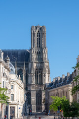 Fototapeta na wymiar Tour de la cathédrale de Reims vu du cours Langlet