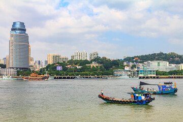 Obraz premium Xiamen skyline and Chinese fishing boats near the Gulangyu Island in China
