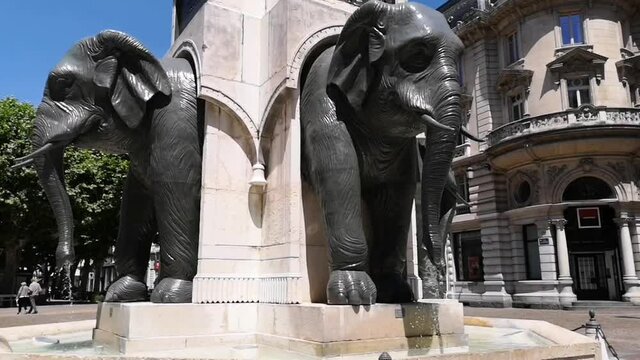 Chamb&eacute;ry place des &eacute;l&eacute;phants