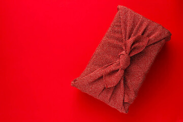 赤い縮緬の風呂敷に包まれた贈り物