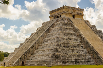 Fototapeta na wymiar It's El Castillo, main pyramid of Chichen Itza, a large pre-Columbian city built by the Maya civilization. Mexico