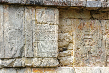 It's Maya symbols and draws in Chichen Itza, a large pre-Columbian city built by the Maya civilization. Mexico