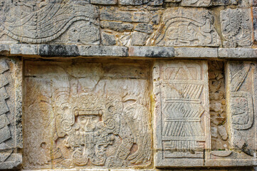 It's Maya symbols and draws in Chichen Itza, a large pre-Columbian city built by the Maya civilization. Mexico
