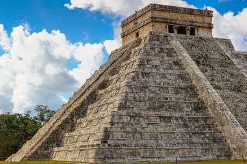Fototapeta na wymiar It's Mayan Pyramid in Chichen Itza, a large pre-Columbian city built by the Maya civilization. Mexico