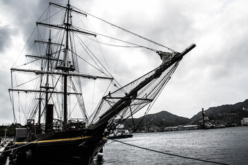 長崎港に停泊する古い船_01