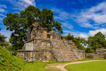 Fototapeta na wymiar One of the temples of Palenque, was a pre-Columbian Maya civilization of Mesoamerica. Known as Lakamha (Big Water). UNESCO World Heritage