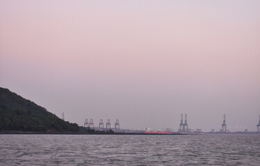 Obraz premium View of mumbai harbor,just beside ocean.