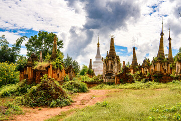 Obraz premium It's Shwe Indein Pagoda, a group of Buddhist pagodas in the village of Indein, near Ywama and Inlay Lake in Shan State, Burma