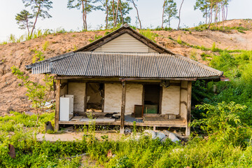 Fototapeta na wymiar Old abandoned house in the countryside
