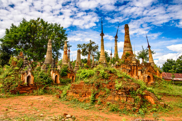 Obraz premium It's Shwe Indein Pagoda, a group of Buddhist pagodas in the village of Indein, near Ywama and Inlay Lake in Shan State, Burma