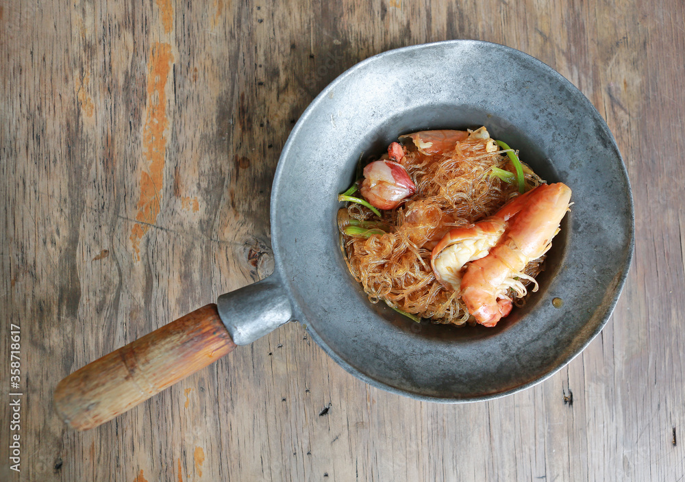 Poster baked shrimp vermicelli in fry pan, top view