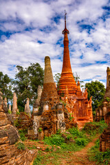 Obraz premium It's Shwe Indein Pagoda, a group of Buddhist pagodas in the village of Indein, near Ywama and Inlay Lake in Shan State, Burma