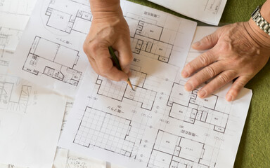 住宅　リフォーム　建替　図面で打ち合わせイメージ　