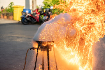 Teach to extinguish fires caused by vegetable oil In the gas stove for safety first.