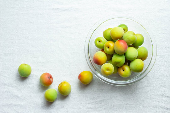 調理するためにガラスのボールに入った収穫した熟した梅の実