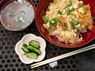 手作りのおいしいアウトドア料理【カツ丼】