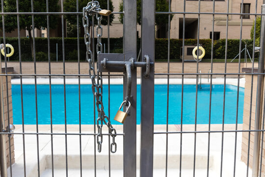 Piscina cerrada por covid-19