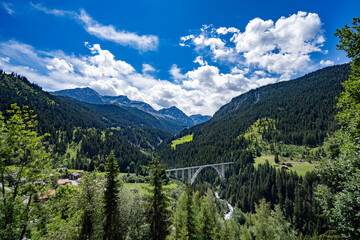 Fototapeta na wymiar Langwieser Viadukt Langwies RHB Plessur Sapünerbach Schweiz Graubünden Chur Arosa 