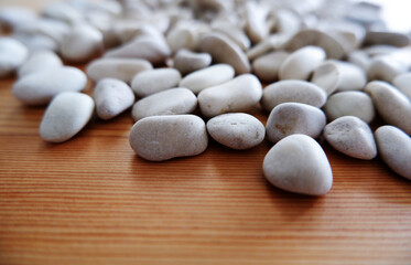 White pebbles stone background wooden table_白い川石