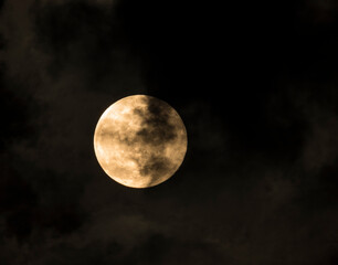 Fototapeta na wymiar La luna con tonos amarillos