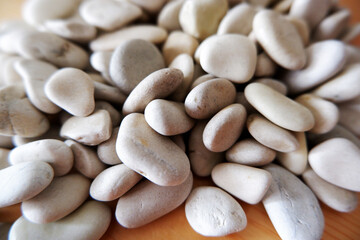White pebbles stone background wooden table_白い小石