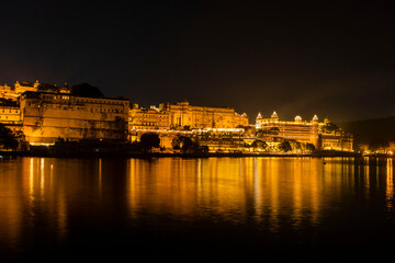 Obraz premium The City palace in Udaipur during Diwali